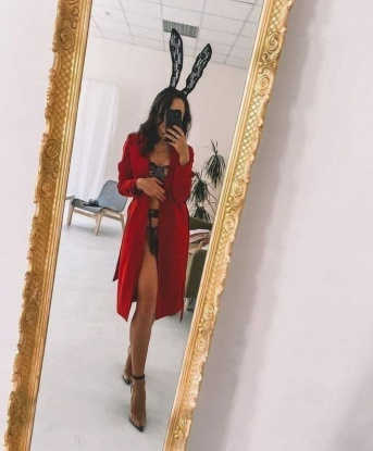 Страстная кошечка с огненным характером готова погрузить тебя в атмосферу наслаждения и страсти. Интимные утехи, нежный массаж, яркие фантазии - все это и многое другое ждет тебя у меня. Позволь мне сделать твои мечты реальностью! 14640, 23 года